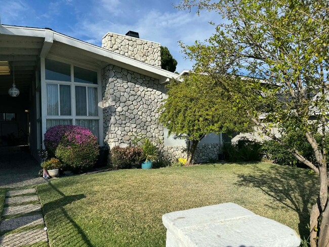 Building Photo - 17249 Flanders St