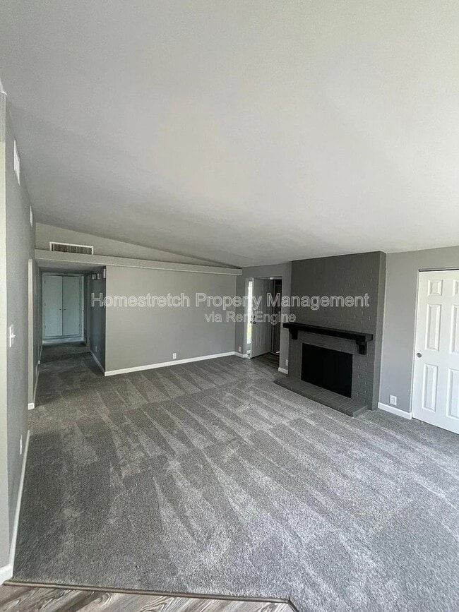 Photo - 430 Holiday Hl