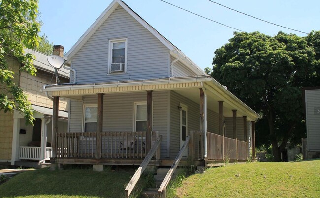 Small single family with 1st floor laundry - Small single family with 1st floor laundry House