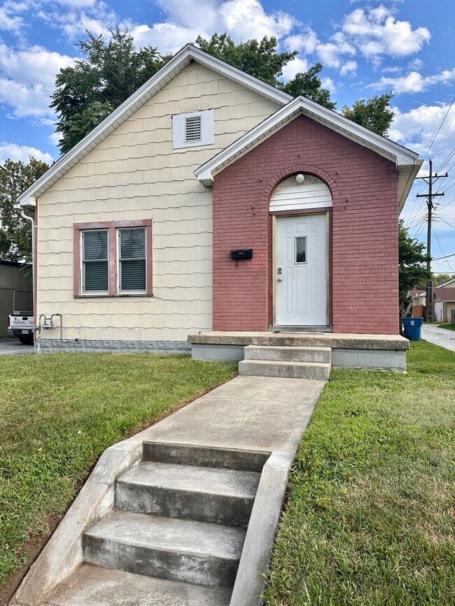 Building Photo - The Perfect 2 Bedroom, 1 Bath Southside Rental – Fenced Yard, Garage & More!