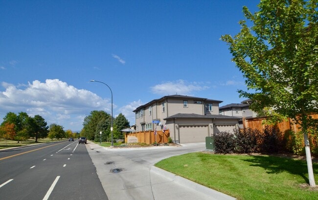 Building Photo - 3 bd/2.5 ba Townhome!