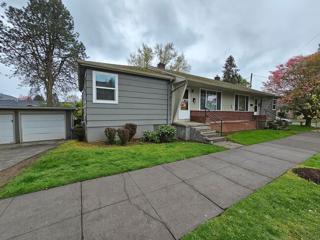 Photo - Newly Updated 3 Bed, 1.5 Bath Duplex Unit with Garage in Lovely Inner SE