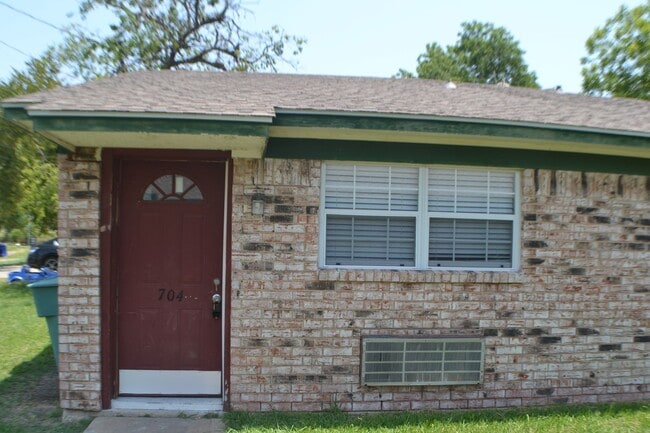 Building Photo - Half Duplex 2 Bedrooms 1 Bath For Lease in... Rental