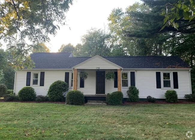 Building Photo - 2 bedrooms, great location! Rental