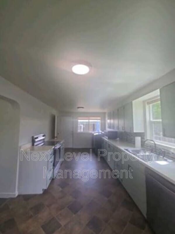 Photo - 1003 6th Ave W