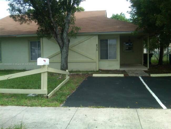 Building Photo - 835 SW 8th St Unit 1 Rental