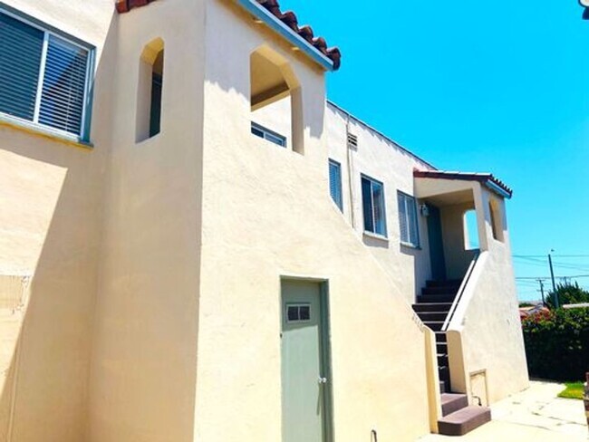 Building Photo - Adorable Upstairs Back Unit Duplex Rental