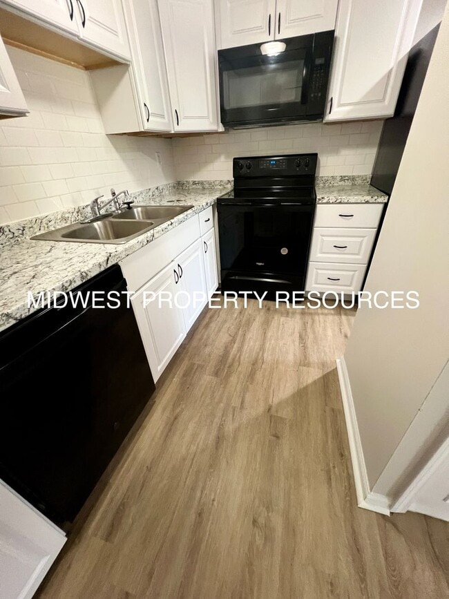 Building Photo - Stunning 2 Story townhome w/ outdoor Maintenance provided Unit y Villa Apts - 915