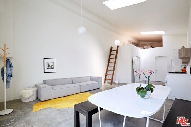 Building Photo - 2226 Echo Park Ave Rental