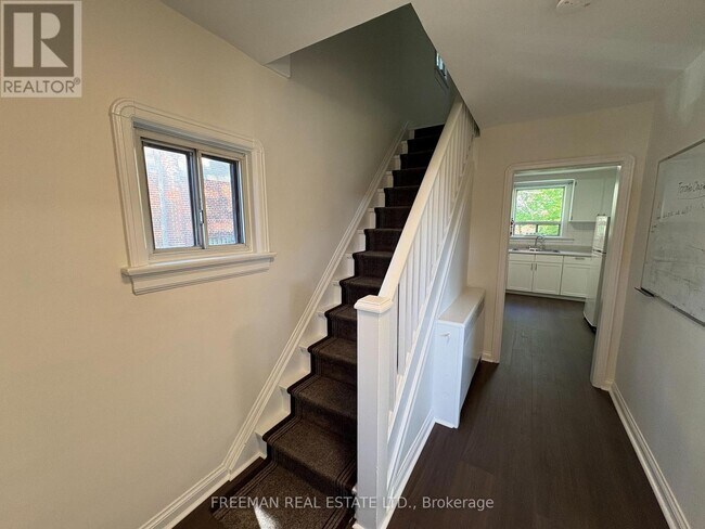 Photo - 535 Lawrence Ave W