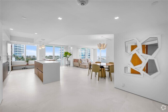 Building Photo - 400 South Pointe Dr Unit 604 Rental
