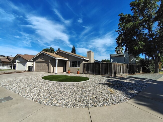Photo - 825 Muscat Way