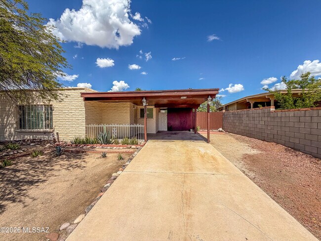 2012 W Hadley St