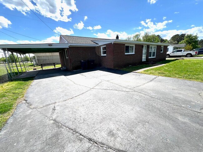 Photo - 4 Bedroom 2 Bathroom Home Located in Empor...