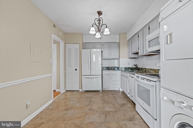 Photo - 3709 S George Mason Dr Unidad 1609 - EAST