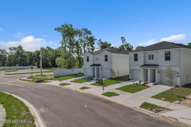 Photo - 832 Hartshill Pl