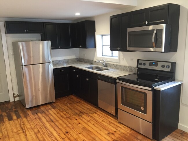 Photo - 406 E 9th St