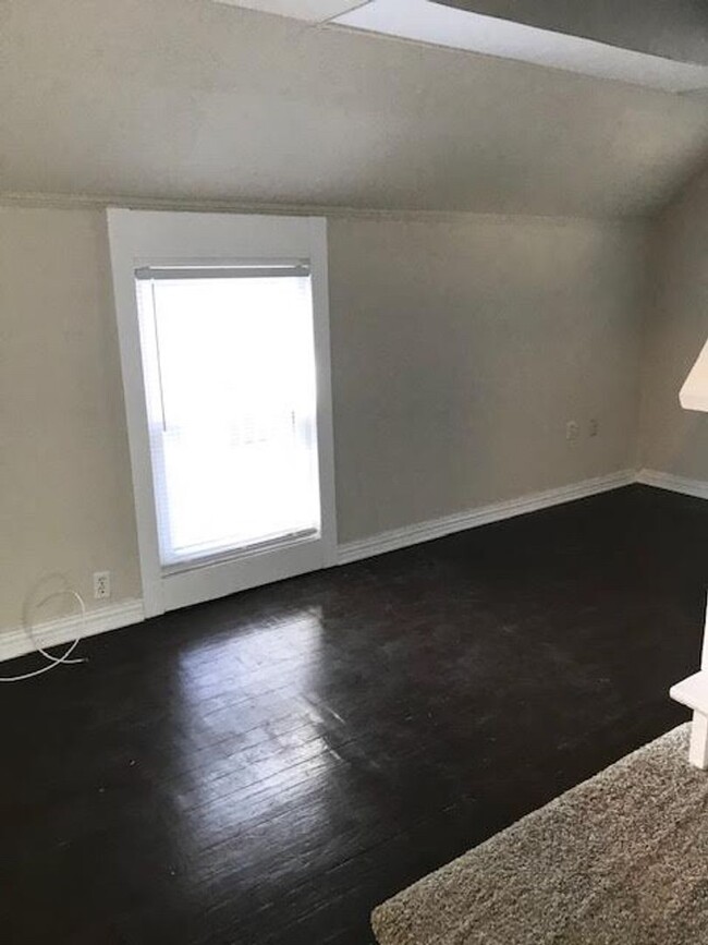 1 Bedroom Garage Apartment on Austin Avenue - 1 Bedroom Garage Apartment on Austin Avenue
