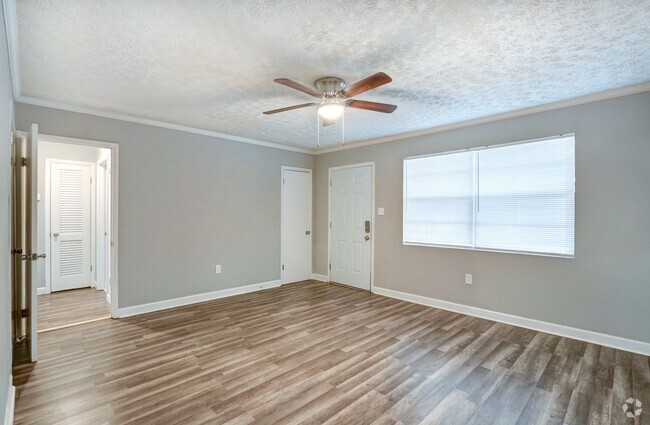 Building Photo - Large 3BR/1BA Downtown House For Rent Walk...