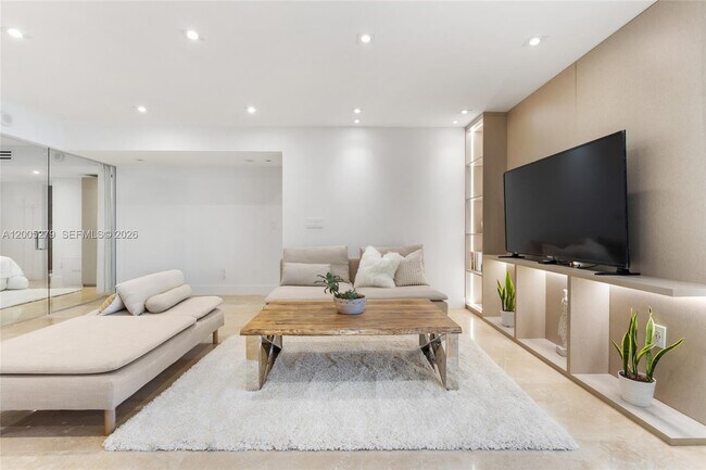 2301 Collins Ave Unit 1011