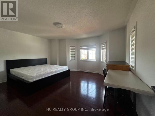 Photo - 563 Highglen Ave