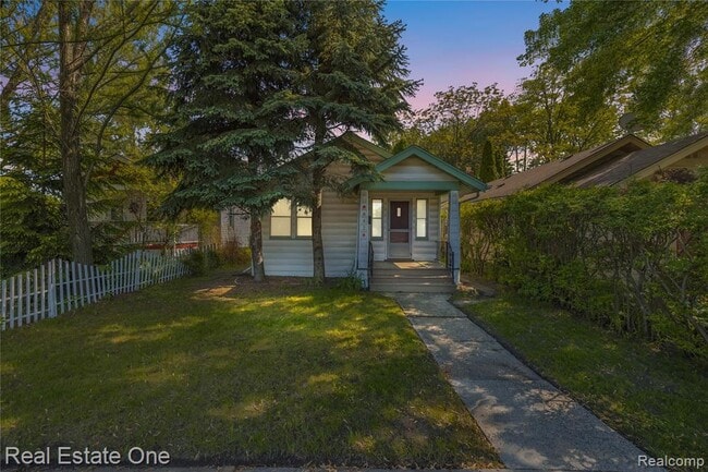 Building Photo - 842 E 10 Mile Rd