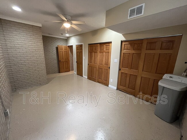 Photo - 2059 Ruckle St