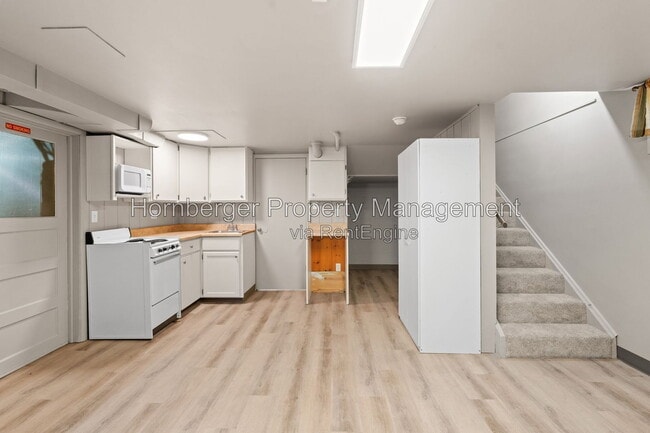 Building Photo - 1619 N Oak St Unit B
