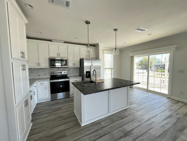 Building Photo - 115 N Lake Dr Rental