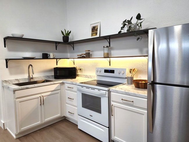 Building Photo - 490 E Stanford St Unit #C