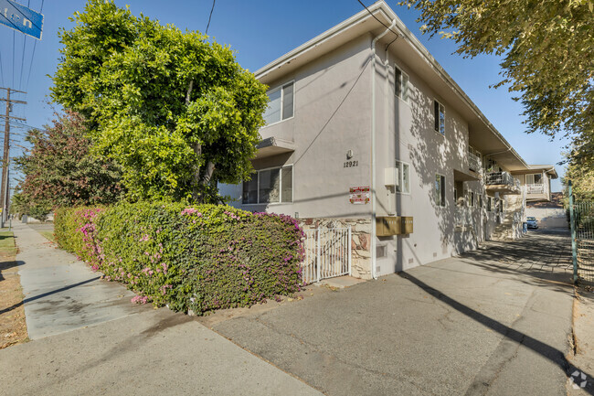 Building Photo - 12921 Oxnard St Unit 12921 Oxnard St  #5 Rental