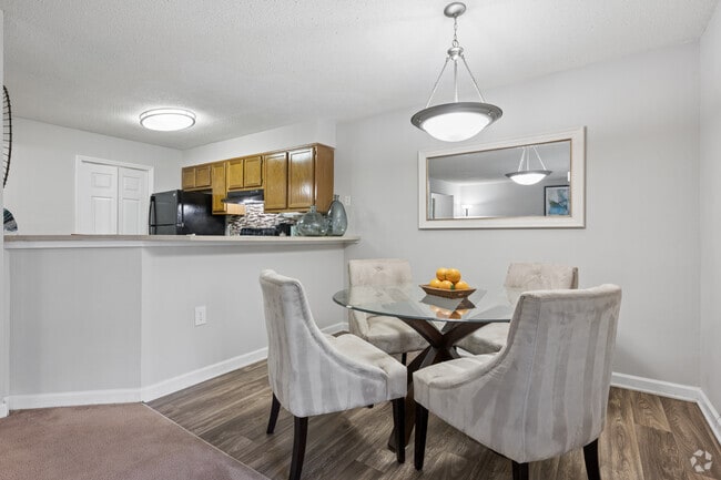 1BR, 1BA - 828SF - Dining Room