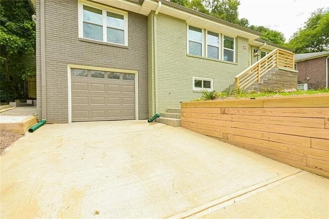 Photo - 220 Napoleon Dr SW