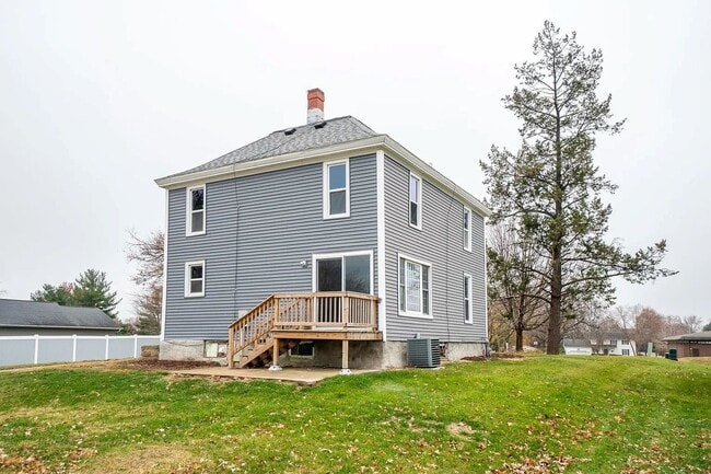 Building Photo - 4 Bedroom 1 Bath