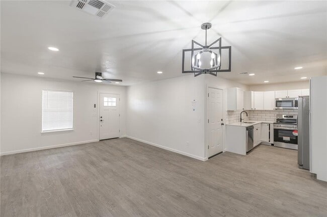 Photo - 533 Parkhill Cir