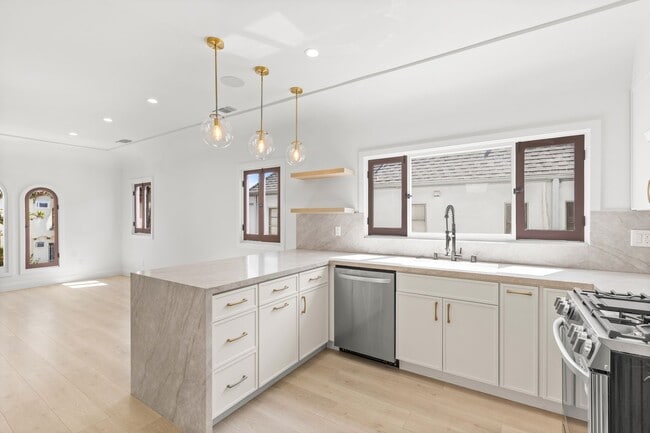 341 N Genesee Ave Unit 341