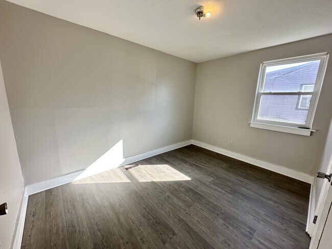 Photo - 1609 Ray St NE