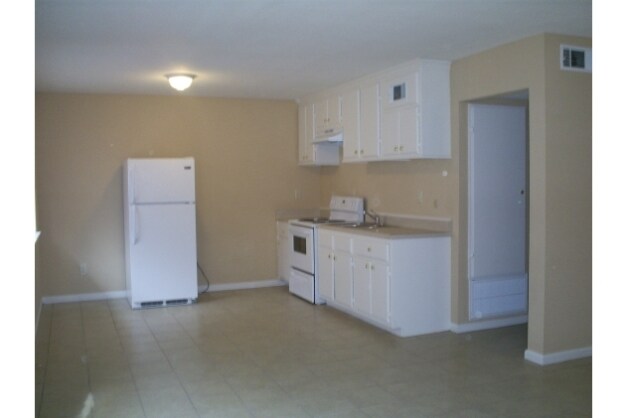 Kitchen - Del Isle Apartments