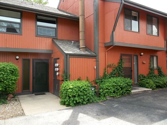 Building Photo - Bright & Spacious 2 Bed with Balcony in Prime Location