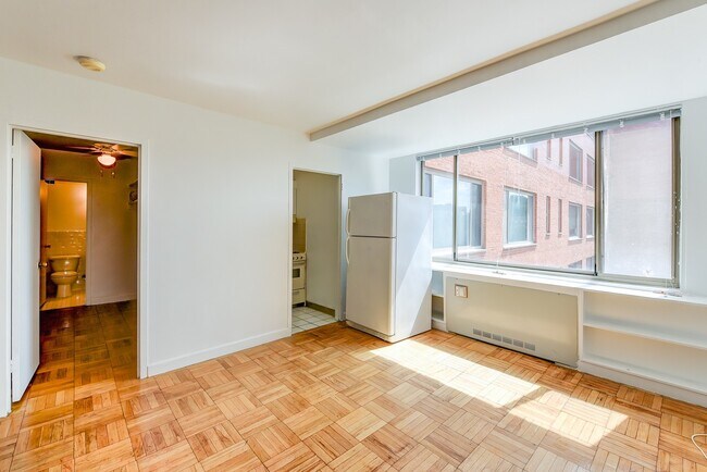 Photo - Spacious & Bright Studio at River Place West Unidad 713