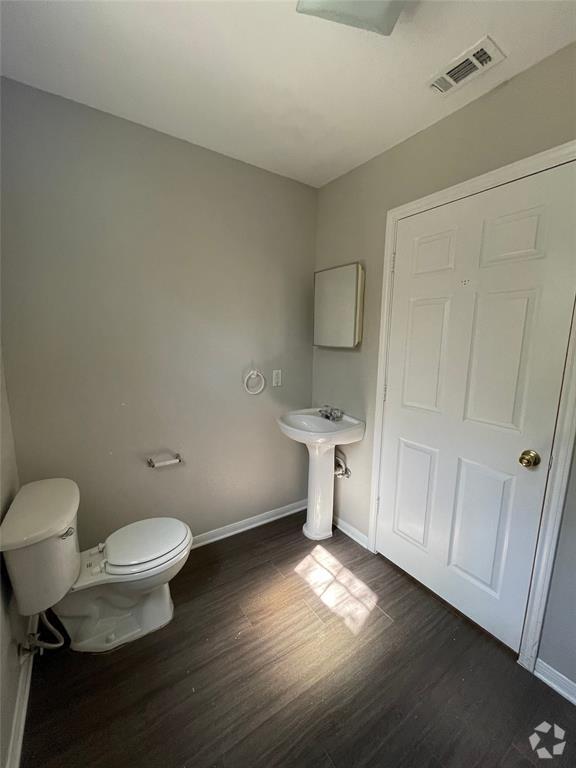 Building Photo - 556 E Cedar St Rental