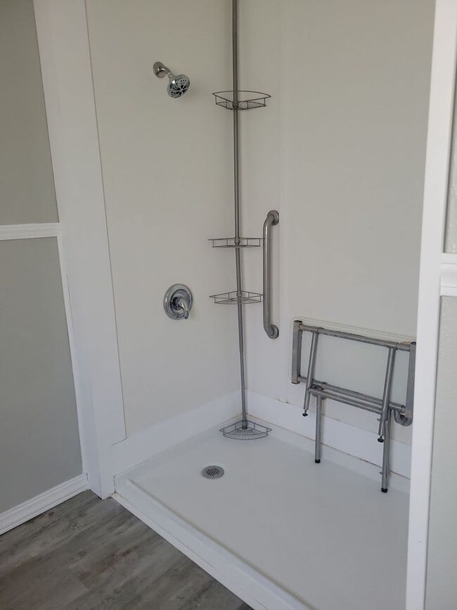 Building Photo - 2 Bed House w/ Ramp Access and Fenced in Back Yard + Walk In Shower