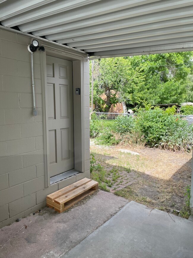 Upstairs unit access - 160 N 800 W Unidad Upstairs