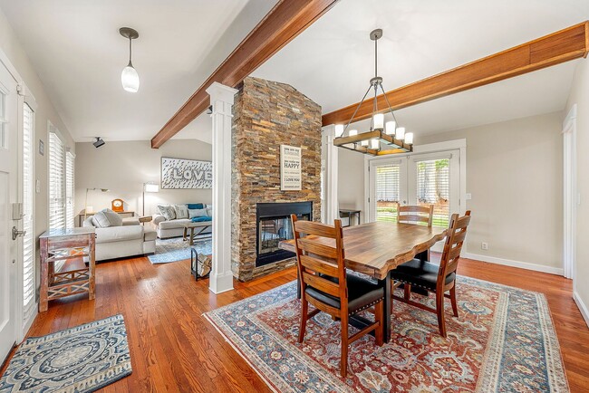 Photo - 4 BEDROOM - CHASTAIN PARK - AMAZING!