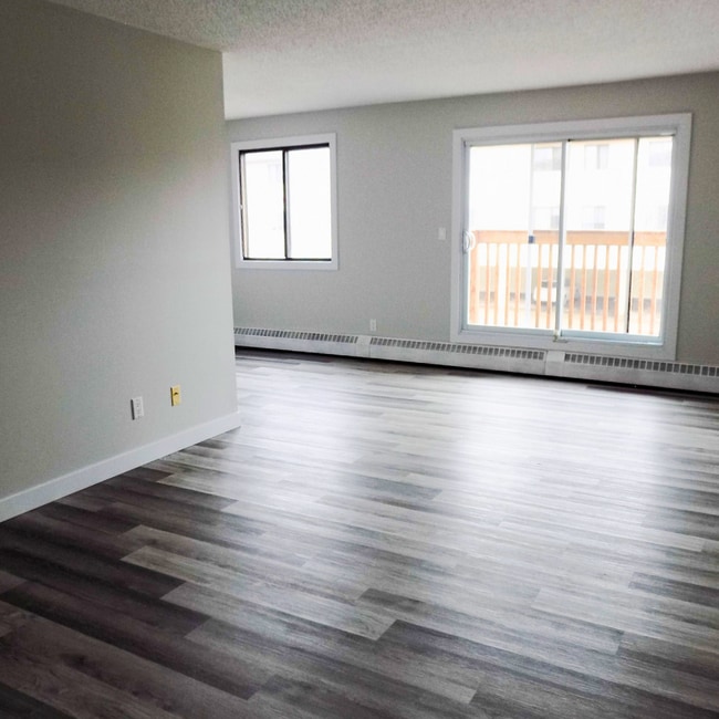 Photo - 8111-8196 96 St