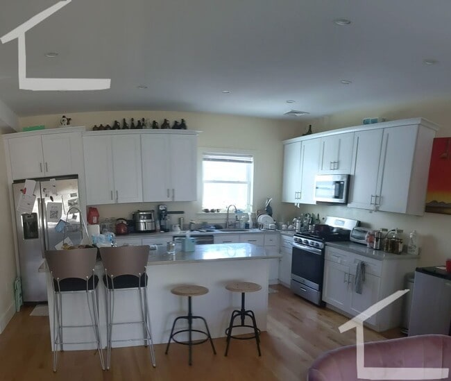 Building Photo - Brighton 4 bed 2 bath.... Beautiful listing!