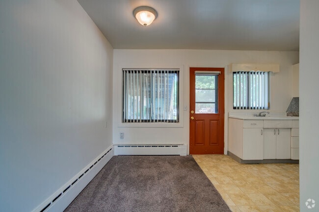 1BD, 1BA - 755SF - Dining Room - Amber Square Apartments and Townhomes