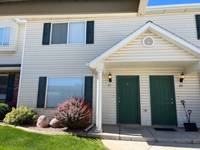 Building Photo - Newly Remodeled Throughout!