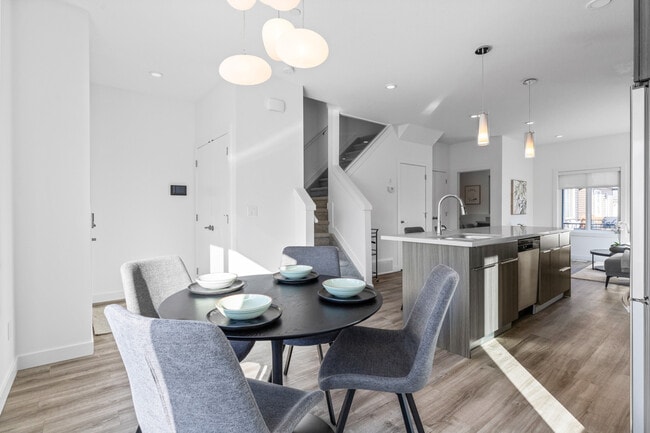 Building Photo - 15022-15099 99 Ave NW Unit Main 3