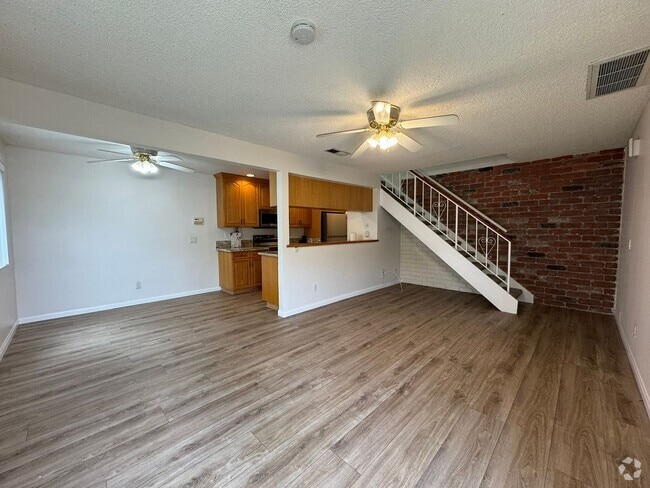 Building Photo - Charming 2-Bedroom, 1-Bathroom Condo in La... Unit 3